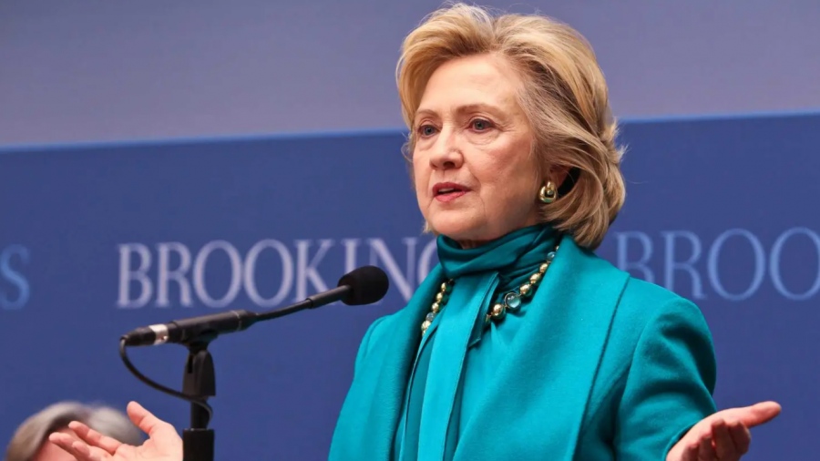 Σάλος στις ΗΠΑ με τη Hillary Clinton - Προσπαθεί να δικαιολογήσει τη σχέση του συζύγου της με τον Epstein