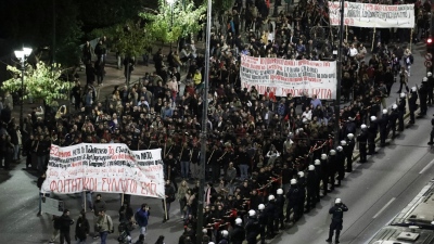 Πορεία για το Πολυτεχνείο: Μπλόκο της αστυνομίας στον δρόμο για την ισραηλινή πρεσβεία 