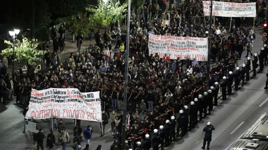Πορεία για το Πολυτεχνείο: Μπλόκο της αστυνομίας στον δρόμο για την ισραηλινή πρεσβεία 