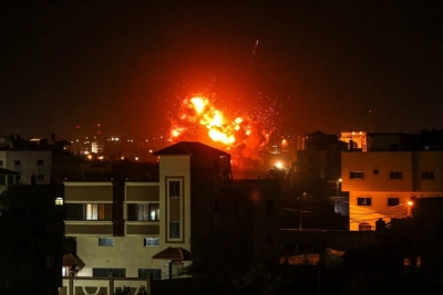 Η ισραηλινή αεροπορία σφυροκοπά και πάλι τη Γάζα που συγκλονίζεται από ισχυρές εκρήξεις