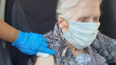 Κορωνοϊός: Γιαγιά 100 ετών έκανε τη β' δόση του εμβολίου - Δεν φοβάμαι τον θάνατο, μάλλον αυτός με φοβάται