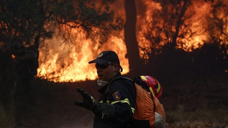 Πύρινος εφιάλτης στη Σαλαμίνα: Μαίνονται οι πυρκαγιές σε Περιστέρια και Σελήνια - Προληπτικές εκκενώσεις μέσω 112