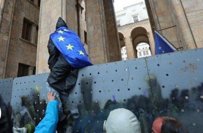 Χάος στη Γεωργία - Βουλευτές πιάστηκαν στα χέρια, διαδηλωτές πολιορκούν το κοινοβούλιο - Πέρασε ο επίμαχος νόμος