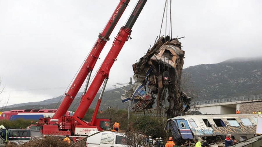 Σιδηροδρομικό δυστύχημα στα Τέμπη: Ταυτοποιήθηκαν 55 σοροί, ένας άγνωστος - Απομακρύνθηκαν τα βαγόνια