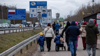 Πάνω από 300.000 άνθρωποι έχουν περάσει από την Ουκρανία στην Πολωνία μετά την εισβολή της Ρωσίας