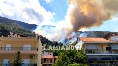 Μεγάλη φωτιά στην Αταλάντη, επί τόπου ισχυρές πυροσβεστικές δυνάμεις