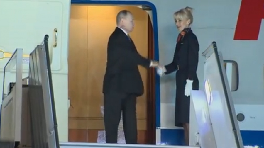 «Κερδίζοντας Καρδιές»: Η χειραψία Putin και αεροσυνοδού ανατινάζει τα μέσα κοινωνικής δικτύωσης - Οι Ινδοί ξεσάλωσαν