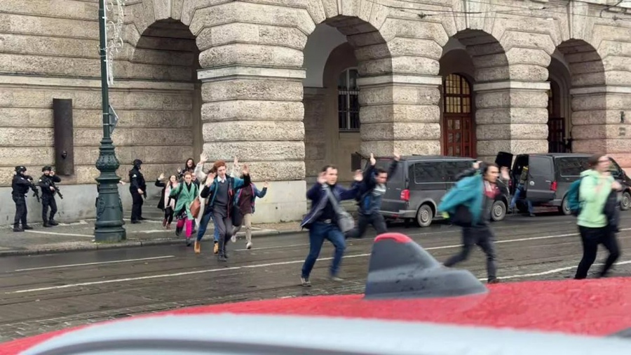 Συγκλονιστικό βίντεο από το λουτρό αίματος στην Πράγα - Η στιγμή που ο μακελάρης πυροβολεί τους φοιτητές