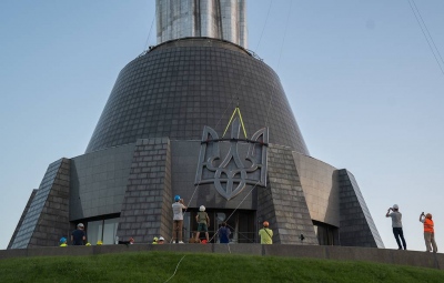 Οι Ουκρανοί θέλουν να σβήσουν την ιστορία και αφαιρούν το σοβιετικό έμβλημα από το ψηλότερο άγαλμα της Ευρώπης