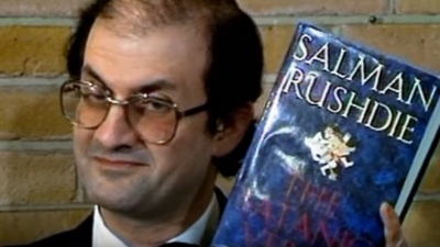 Αυξήθηκαν οι πωλήσεις των «Σατανικών Στίχων», μετά την επίθεση κατά του Rushdie