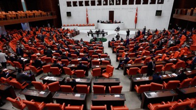 Μαθήματα θρησκευτικής καιροσκοπίας από τα τουρκικά κόμματα: Άρρωστες οι ενέργειες Macron