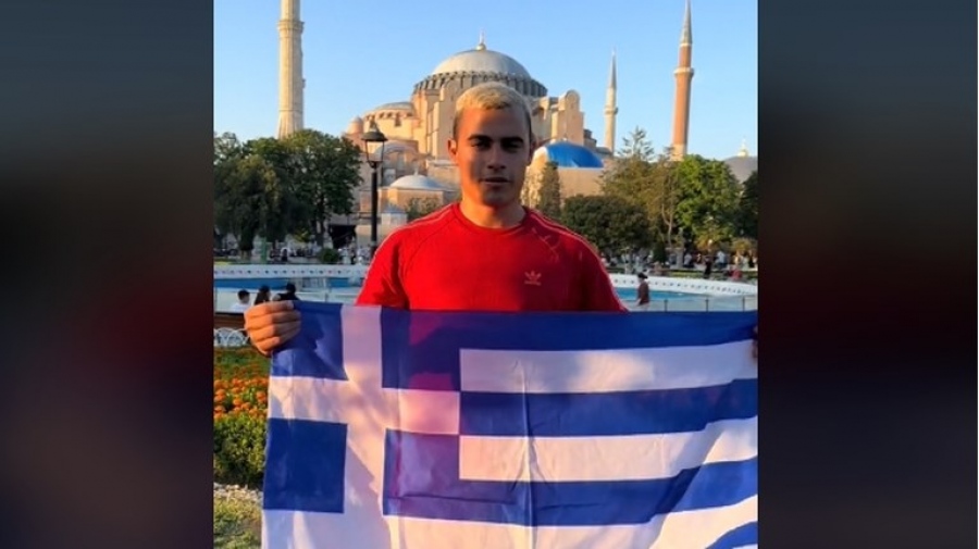 Οργή στην Τουρκία για Έλληνα TikToker: Άνοιξε ελληνική σημαία μπροστά στην Αγία Σοφία
