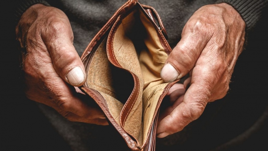 Στοιχεία σοκ: 1 στους 4 στην Ελλάδα φτωχοί, με μόλις 16,7 ευρώ ωριαίο κόστος - Γιατί το ισχυρό ευρώ είναι οικονομική καταστροφή