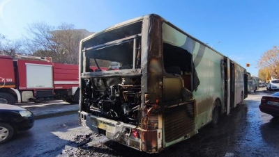 Λεωφορείο τυλίχθηκε στις φλόγες στη Θεσσαλονίκη