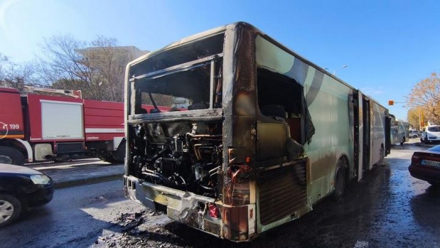 Λεωφορείο τυλίχθηκε στις φλόγες στη Θεσσαλονίκη