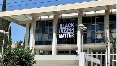Επιγραφή «Black lives matter» στην αμερικανική πρεσβεία στην Αθήνα