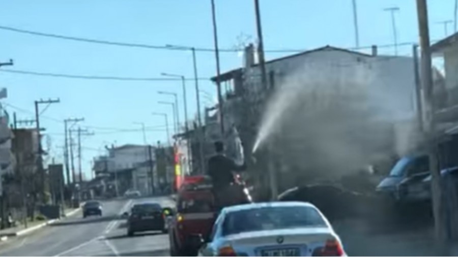 Θεοφάνεια: Παπάς «αγιάζει» χωριό της Λαμίας με υδροφόρα λόγω της πανδημίας