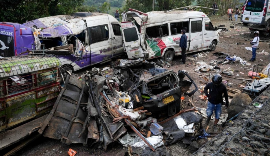 Τρομερή επίθεση στην Κολομβία με 20 νεκρούς – Από έκρηξη άνοιξε στον δρόμο κρατήρας 200 μέτρων