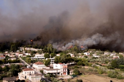 Μεγάλες διαστάσεις η πυρκαγιά στην Ηλεία – Εντολή για εκκένωση τριών περιοχών