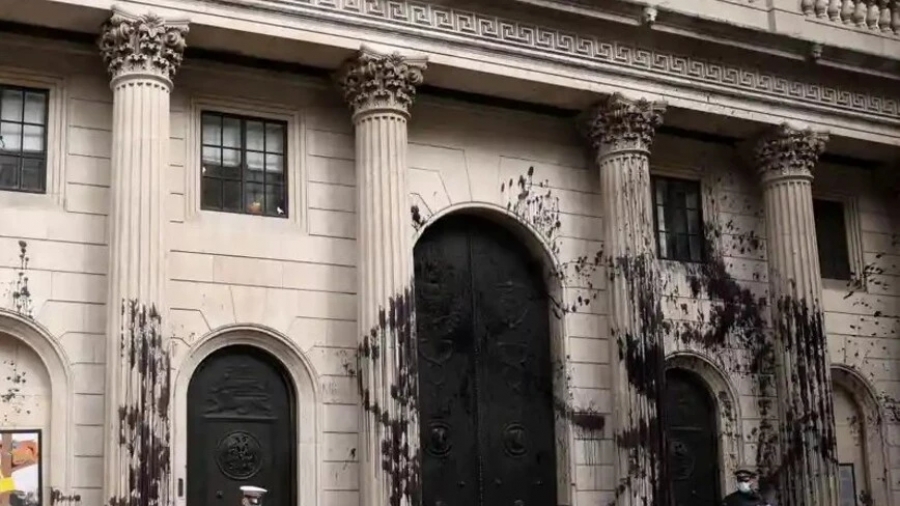 Λονδίνο: Ακτιβιστές πέταξαν μαύρη μπογιά στην Τράπεζα της Αγγλίας