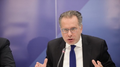 Κουμουτσάκος: Χαοτική η μεταναστευτική πολιτική του ΣΥΡΙΖΑ – Σύνθετη η επιχείρηση μεταφοράς από τη Λέσβο