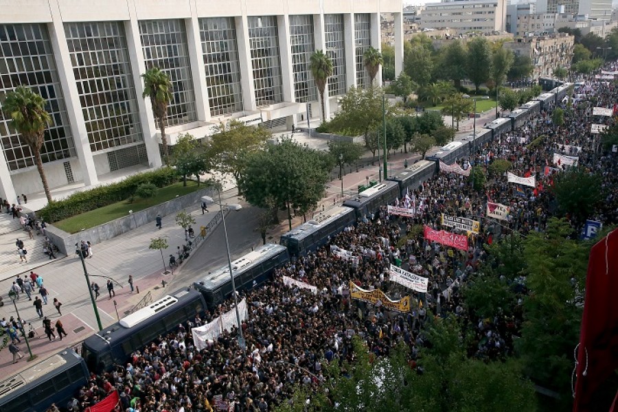 Η προπαγάνδα του φόβου για τον κορωνοιό κατέρρευσε έξω από το Εφετείο – Μάλλον ο Covid-19 δεν μεταδίδεται σε μεγάλο συνωστισμό !!!!!!