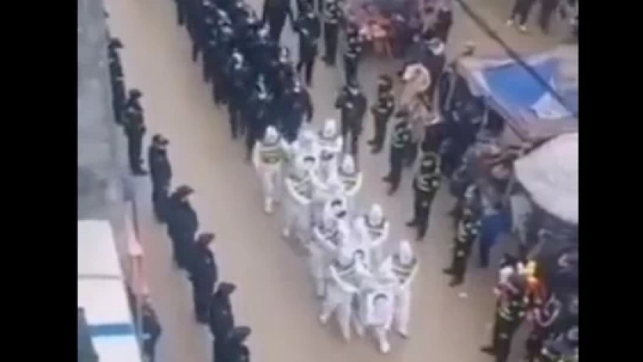 Η παράνοια σε εικόνες από την Κίνα: Δημόσιος εξευτελισμός για παραβάτες των μέτρων κατά του κορωνοϊού