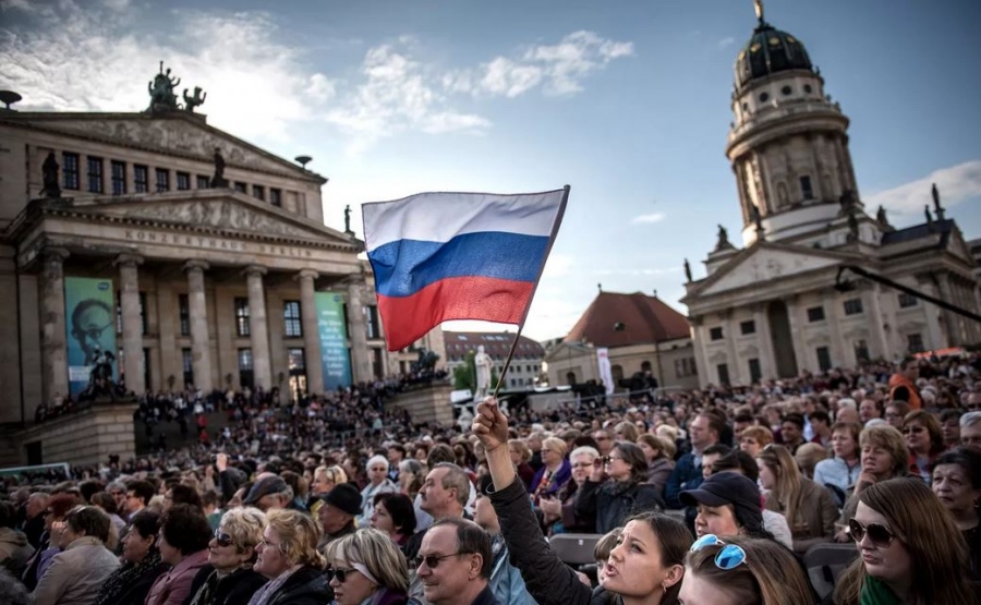 Σημαντική απόφαση στη Γερμανία: Ήρθη η απαγόρευση επίδειξης ρωσικών σημαιών και συμβόλων στο Βερολίνο