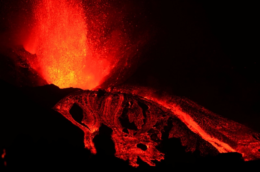 Το ηφαίστειο στη La Palma εκτοξεύει λιωμένη λάβα σε μέγεθος τριώροφου κτιρίου
