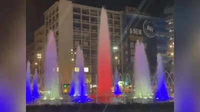 Στα χρώματα της γαλλικής σημαίας το σιντριβάνι της Ομόνοιας