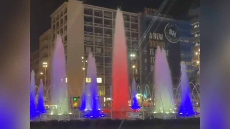 Στα χρώματα της γαλλικής σημαίας το σιντριβάνι της Ομόνοιας