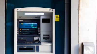 Παγκράτι: Χειροπέδες σε υπάλληλο τραπεζικού ιδρύματος για απάτες και πλαστογραφία