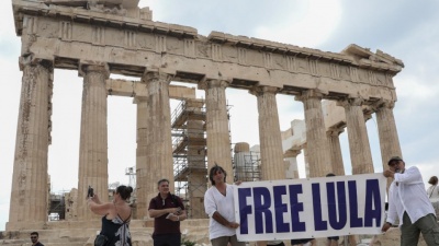 Ακτιβιστές ύψωσαν πανό για τον Lula da Silva στην Ακρόπολη