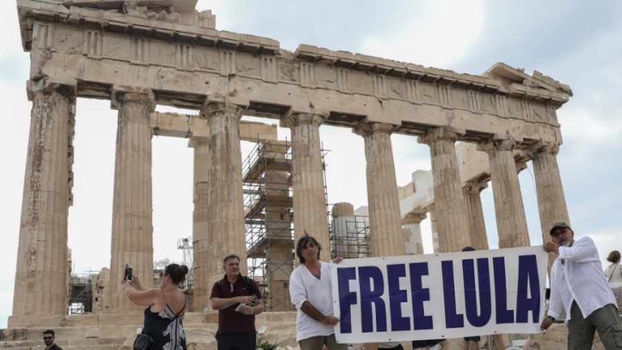 Ακτιβιστές ύψωσαν πανό για τον Lula da Silva στην Ακρόπολη