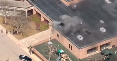 Ένοπλος εισέβαλε με αυτοκίνητο σε συναγωγή στο Michigan και άρχισε να πυροβολεί…