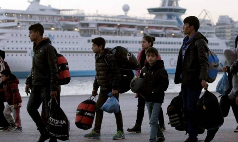 Στον Πειραιά 179 πρόσφυγες και μετανάστες από τα νησιά του Αιγαίου