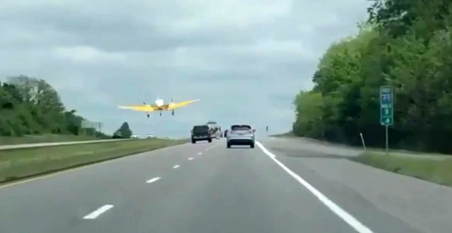 Δείτε ένα αεροπλάνο να προσγειώνεται μέσα σε ένα αυτοκινητόδρομο!