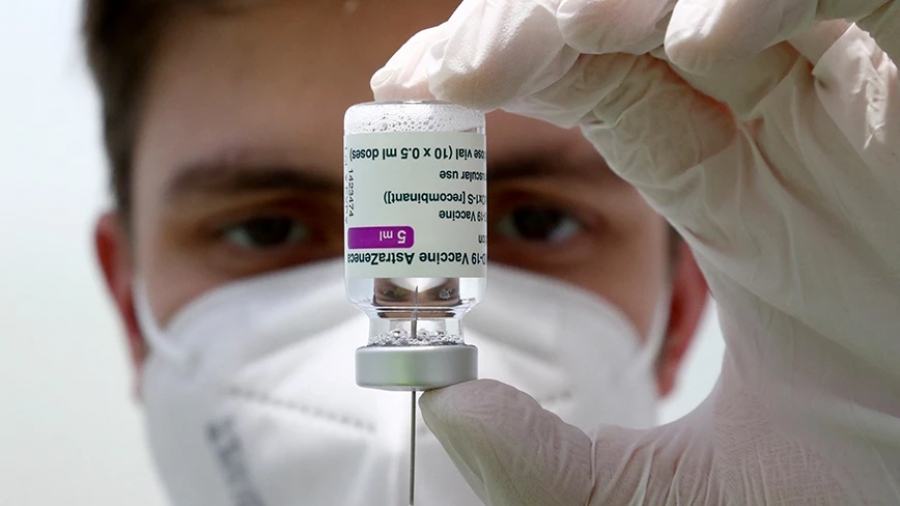 Ποιο εμβόλιο θα κάνουν στην τρίτη δόση όσοι είχαν εμβολιαστεί με AstraZeneca