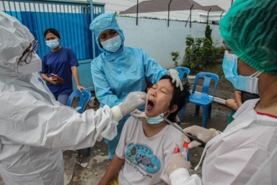 Βιετνάμ: Αστυνομικοί οδηγούν δια της βίας γυναίκα για τεστ κορωνοϊού