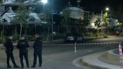 Σοκ στη Γλυφάδα: Νεκρός από πυροβολισμό στο κεφάλι δίπλα σε μοτοσικλέτα - Εντοπίστηκαν 8 κάλυκες