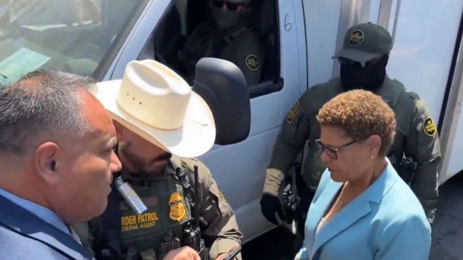 «Συνήθισέ μας γιατί δεν φεύγουμε» - Φουντώνει η κόντρα μεταξύ της αριστερής Δημάρχου του Los Angeles και των οργάνων της τάξης