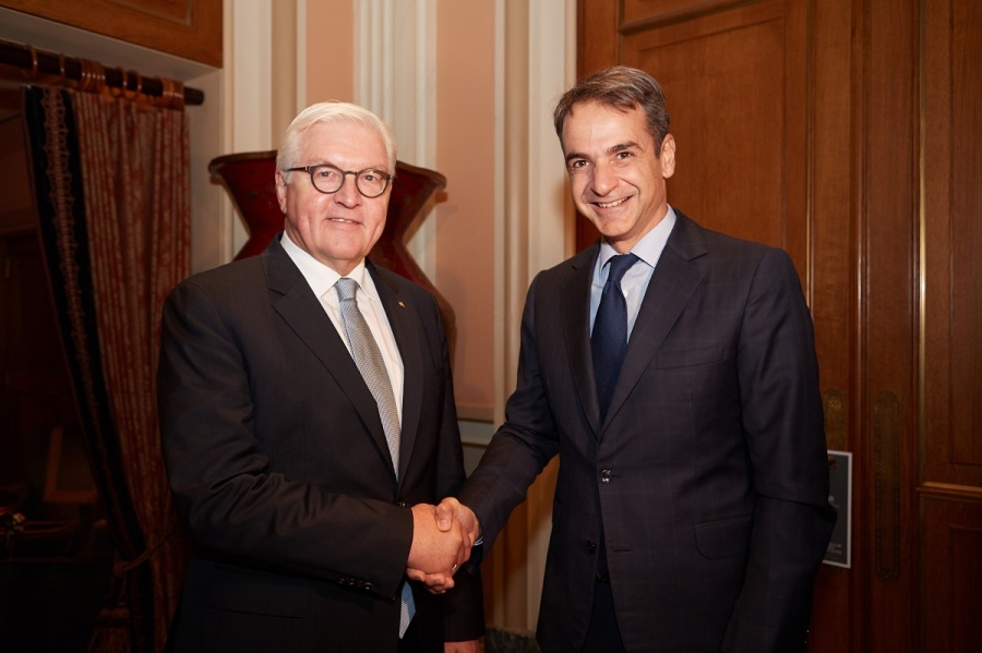 Ελληνική οικονομία και προσφυγική κρίση στο επίκεντρο της συνάντησης Μητσοτάκη - Steimeier