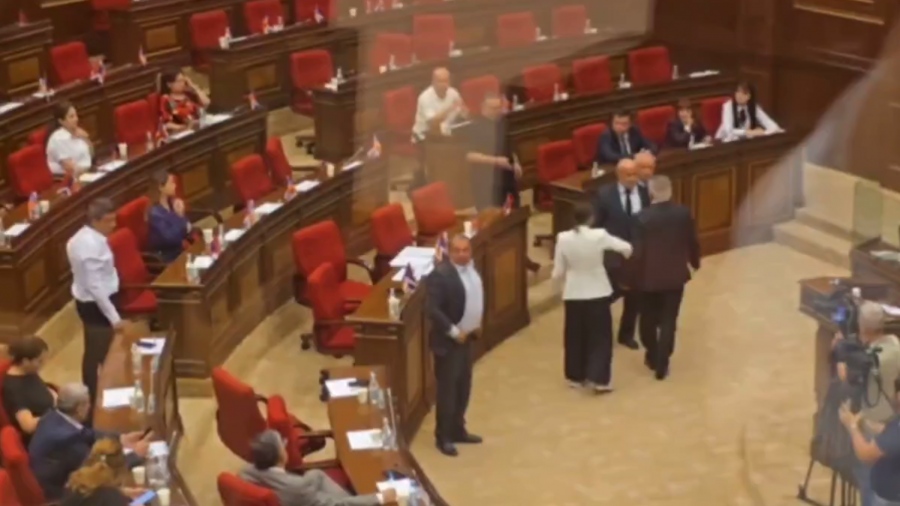 Χάος στο κοινοβούλιο της Αρμενίας - Ξέσπασε καβγάς, εκτοξεύτηκαν μπουκάλια (vid)