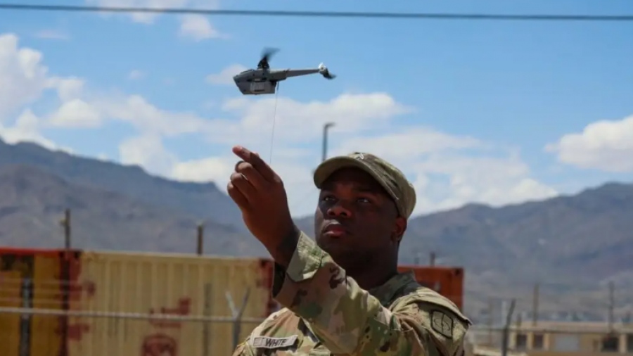 Το Πεντάγωνο παρουσιάζει τη νέα έκδοση του «drone τσέπης» Black Hornet 4