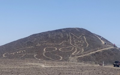 Περού: Ανακάλυψαν σχέδιο γιγάντιας γάτας ηλικίας 2.200 ετών, χαραγμένο σε λόφο