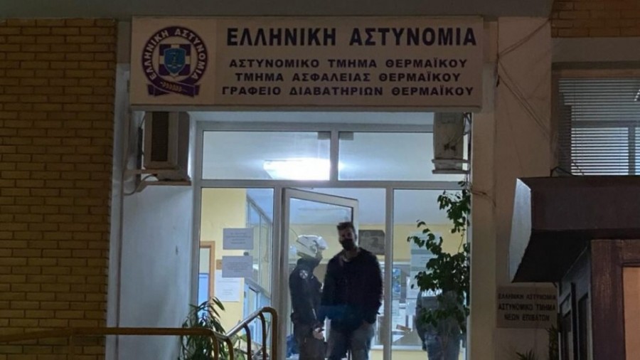 Θεσσαλονίκη: Μολότοφ στο αστυνομικό τμήμα Θερμαϊκού