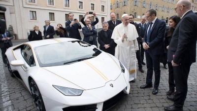 H Lamborghini του Πάπα πωλήθηκε σε τιμή ρεκόρ!