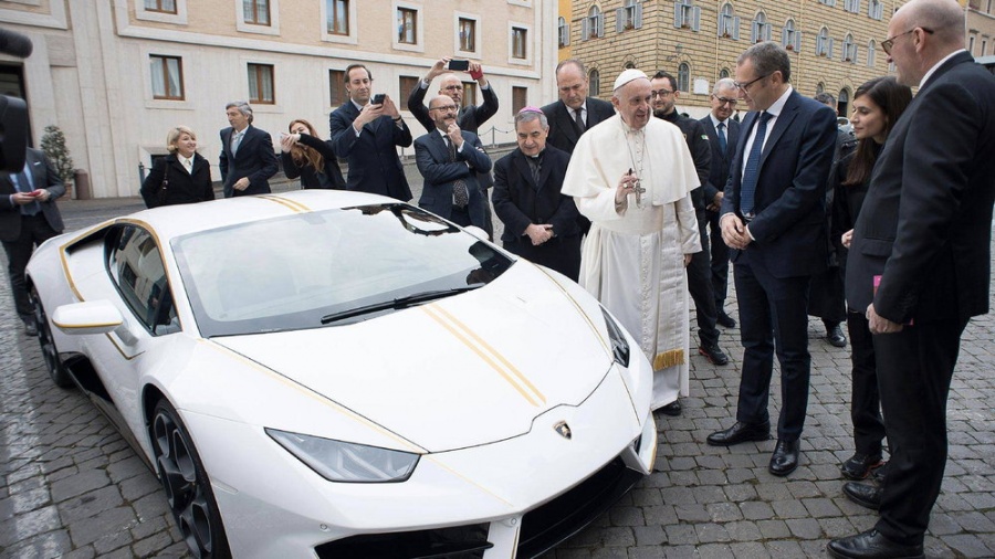 H Lamborghini του Πάπα πωλήθηκε σε τιμή ρεκόρ!
