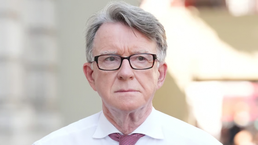 Άνοιξε ο Ασκός του Αιόλου στη Βρετανία - Δημοσιεύθηκαν τα έγγραφα για τις σχέσεις πρώην πρέσβη με τον Epstein