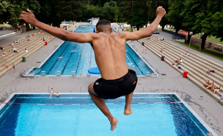 Σάλος στην Ελβετία – Απαγορεύει στους αλλοδαπούς την είσοδο στις δημόσιες πισίνες